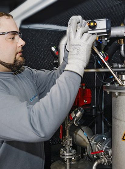 Service Wartung Service Mitarbeiter bei der Wartung