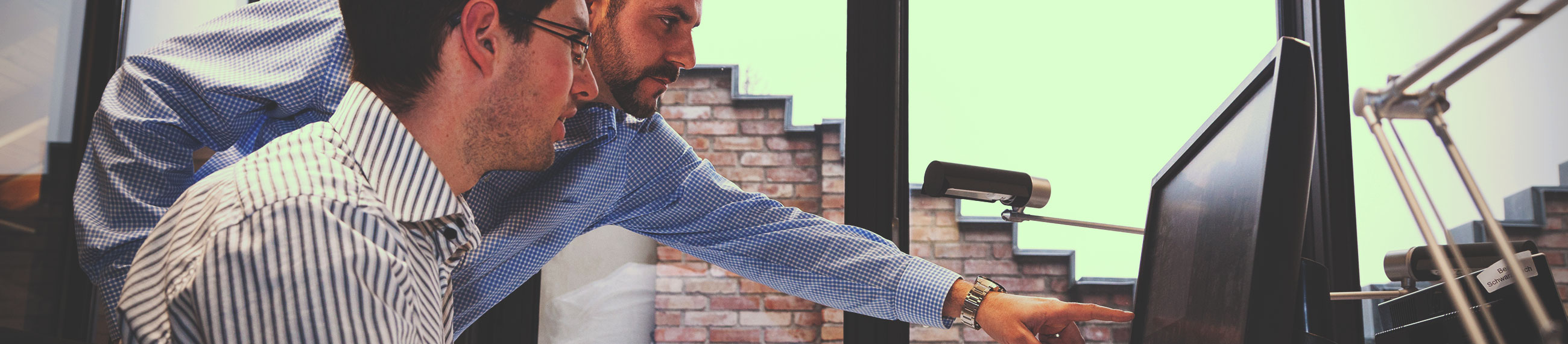 Deux hommes sur le bureau
